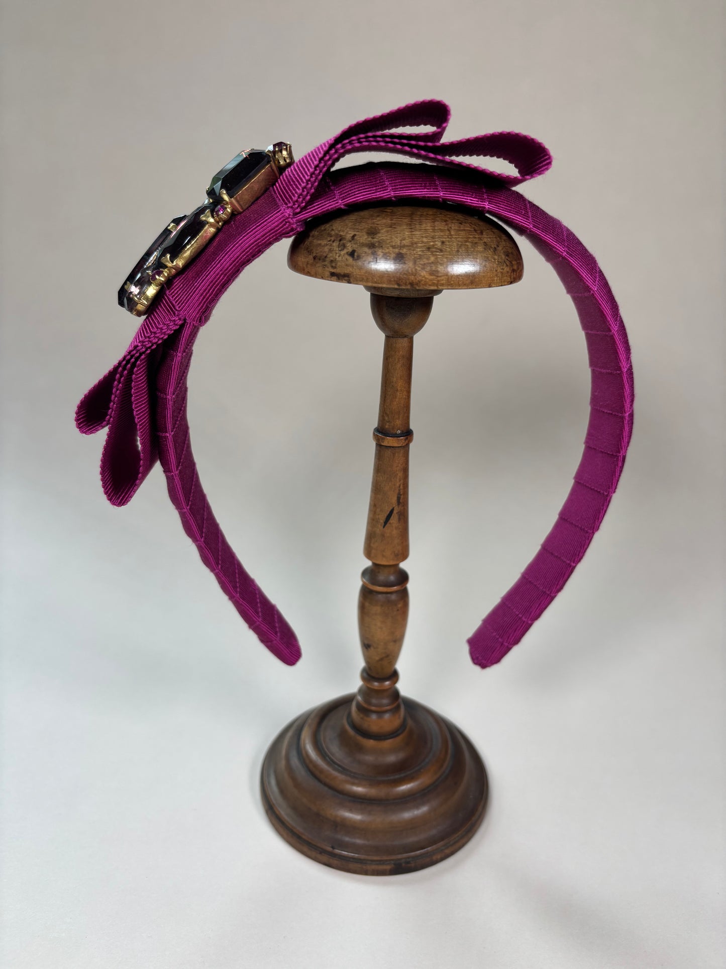 Statement piece in fuchsia with a unique vintage detail