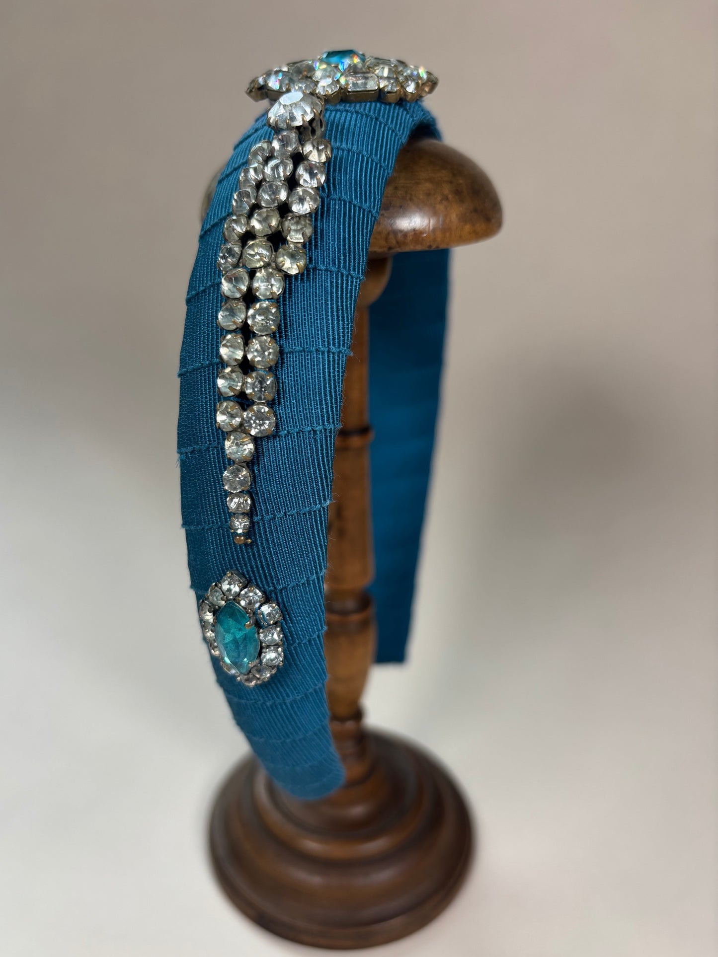 Statement piece in petrol with three vintage ornaments
