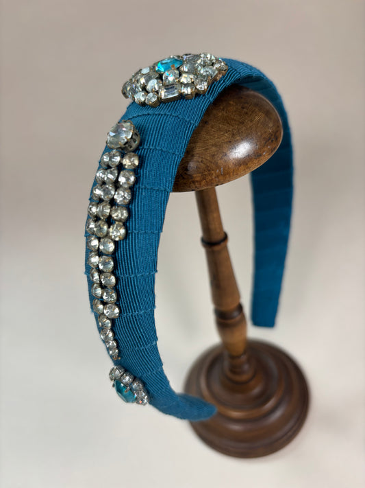 Statement piece in petrol with three vintage ornaments