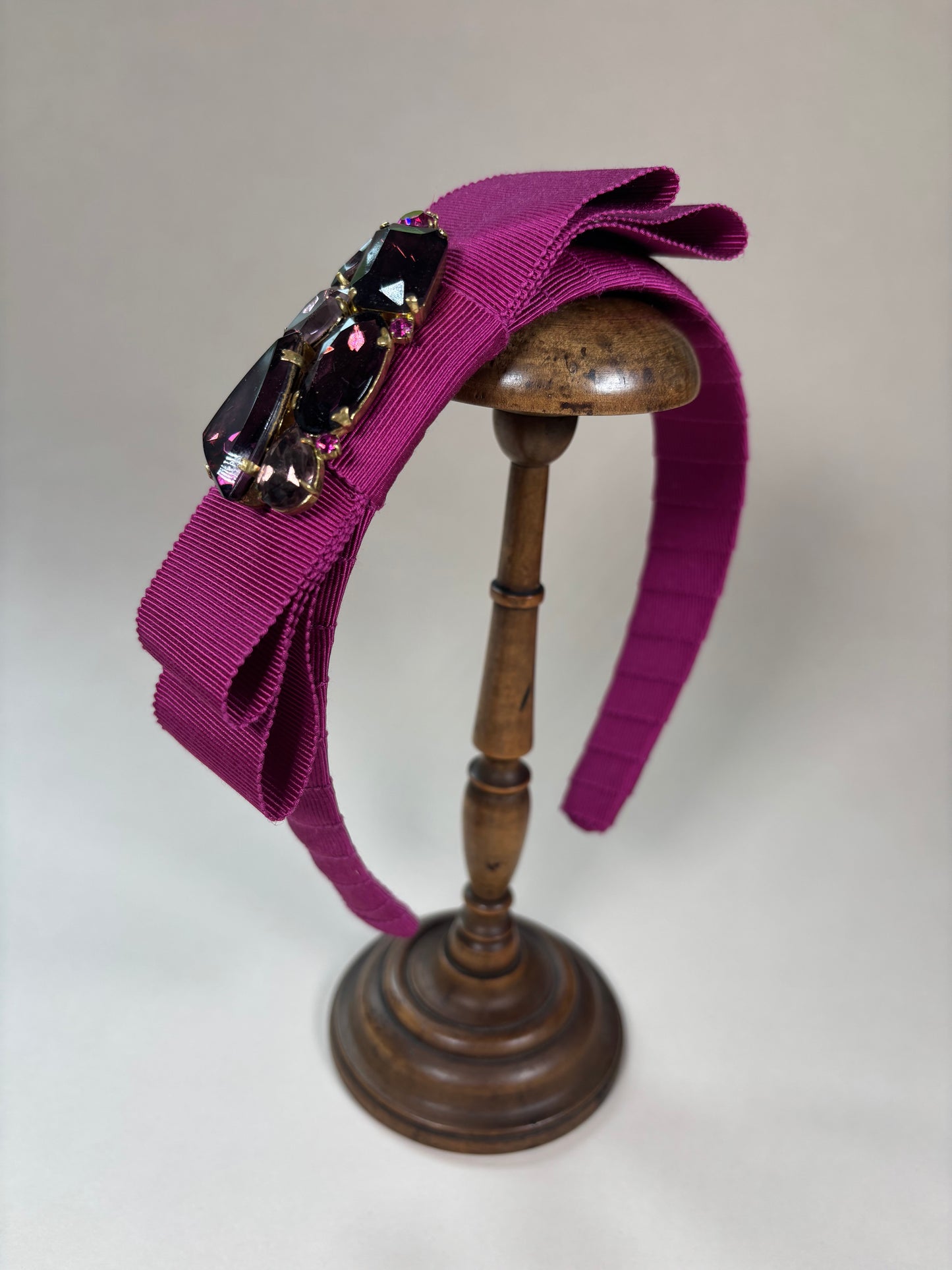 Statement piece in fuchsia with a unique vintage detail