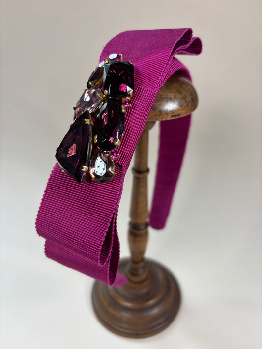 Statement piece in fuchsia with a unique vintage detail